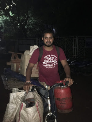 दुबे जी का लड़का चाय बेच रहा है…